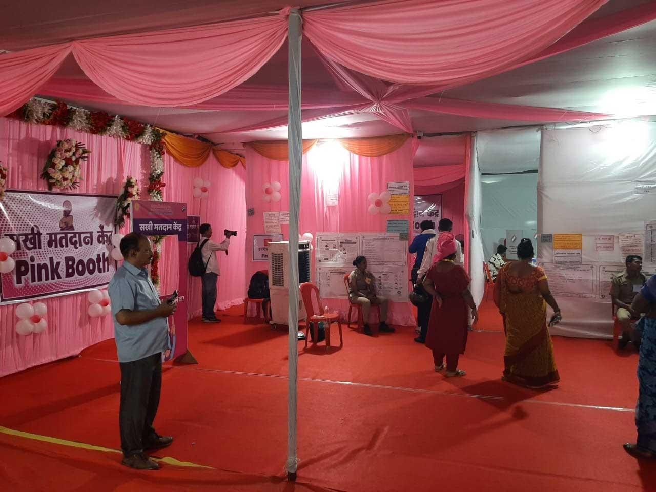 इन सभी पिंक स्टेशनों पर महिला कर्मचारी गुलाबी साफे में नजर आ रही हैं. ये महिलाएं पिंक कलर की ड्रेस में नजर आ रही हैं.