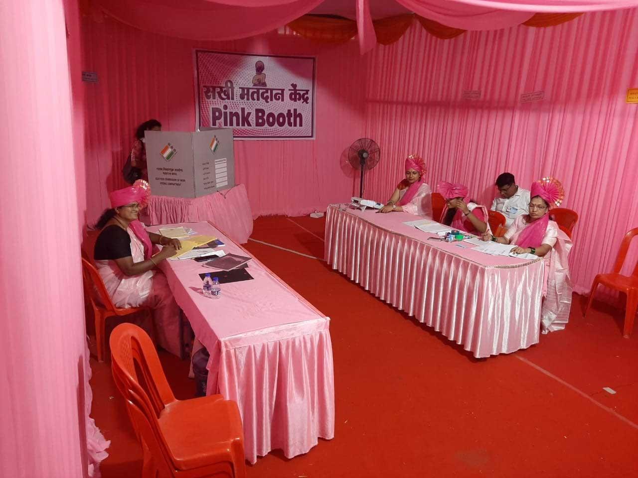 नगर निगम ने स्थानों पर गुलाबी मतदान केंद्र तैयार किए हैं. जहां विशेष सुविधाएं भी उपलब्ध करायी गयी हैं.