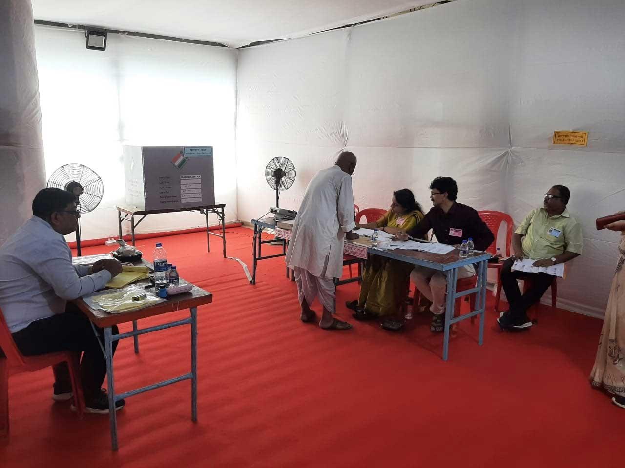 महाराष्ट्र में ठाणे (पश्चिम) के वागले एस्टेट में नेपच्यून एलीमेंट आईटी पार्क के एक मतदान केंद्र पर स्थानीय निवासियों ने अपना कीमती वोट डाला.