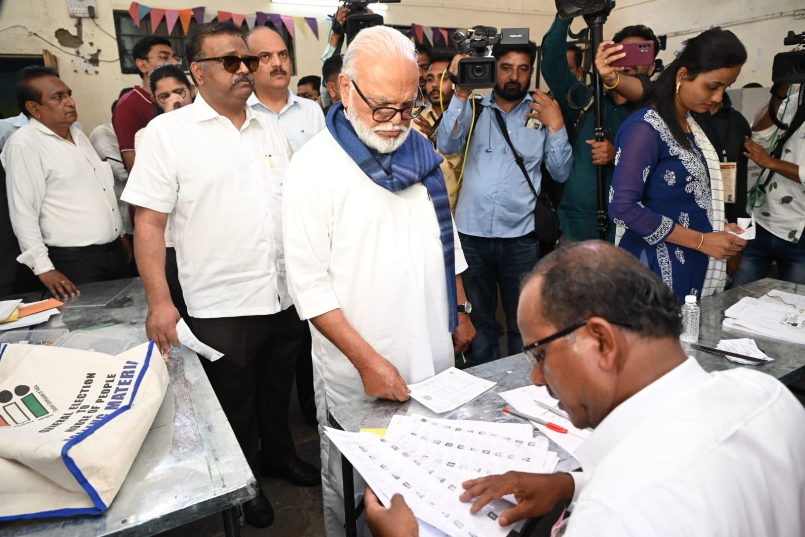 राज्य के खाद्य और नागरिक आपूर्ति मंत्री छगन भुजबल ने अपने परिवार के साथ अपने मताधिकार का प्रयोग किया. 