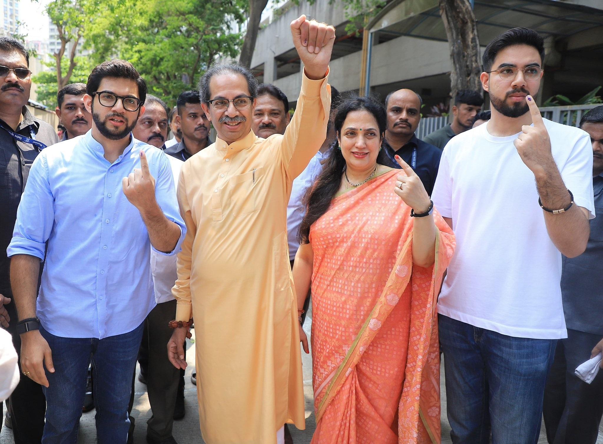 उद्धव ठाकरे अपने परिवार के साथ मतदान करने पहुंचे. X पर इसकी कुछ तस्वीरें पोस्ट कर उन्होंने इसकी जानकारी दी. 
