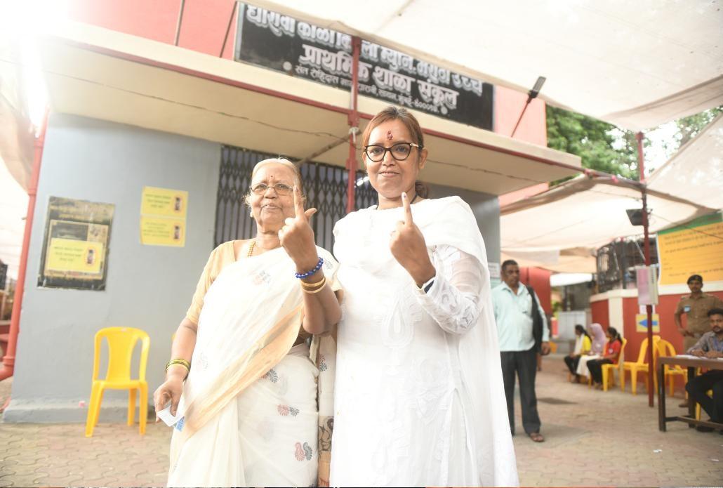 मुंबई उत्तर मध्य लोकसभा सीट से कांग्रेस उम्मीदवार वर्षा गायकवाड़ ने भी मतदान किया. 