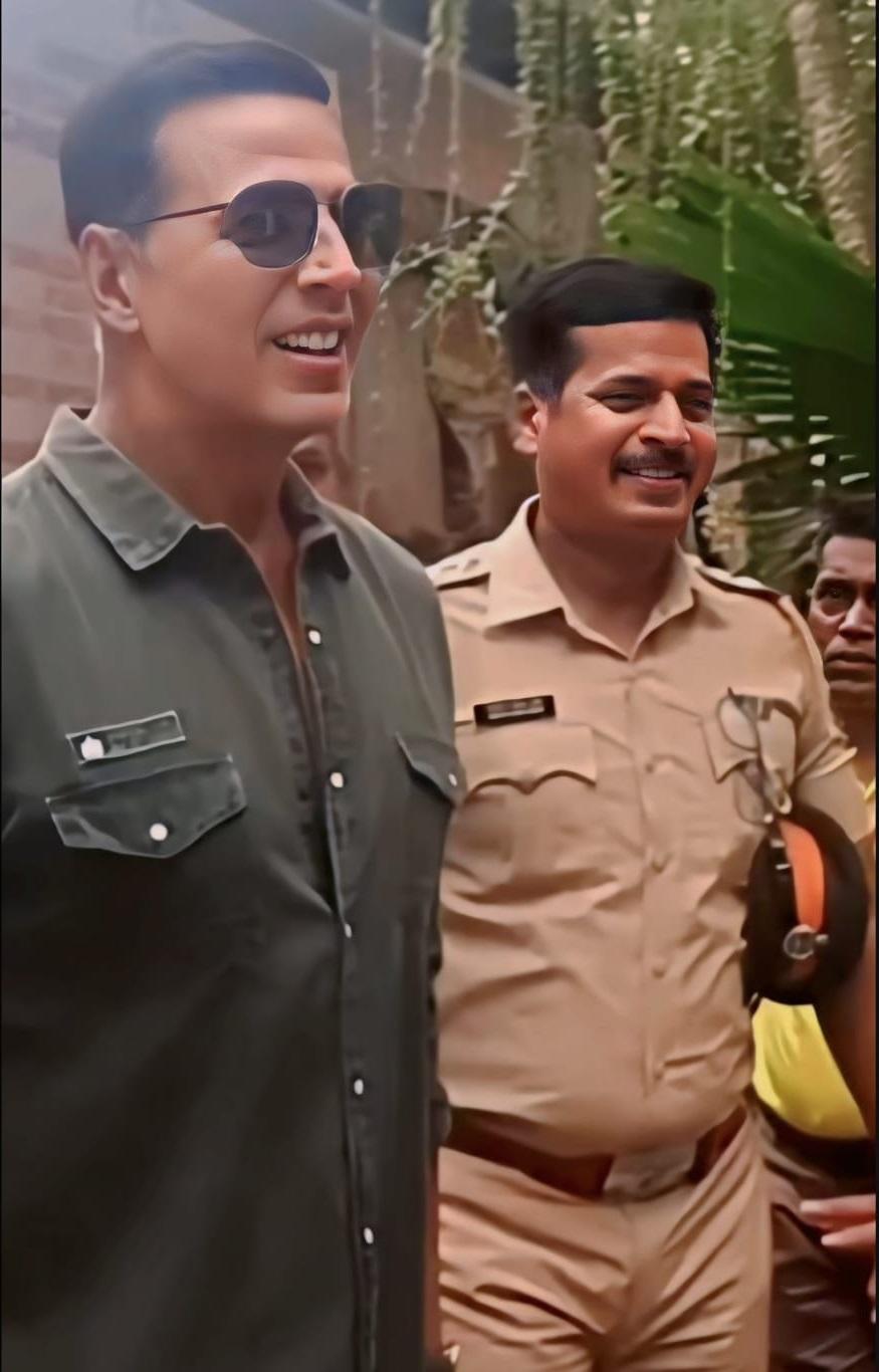 अभिनेता अक्षय कुमार भी अपने निर्धारित मतदान केंद्र पर सबसे पहले वोट डालने वालों में से थे. पिछले साल भारत की आजादी पर अक्षय कुमार को नागरिकता दी गई थी. पहले कनाडाई नागरिकता रखने वाले अभिनेता ने भारतीय नागरिकता नहीं होने के कारण आलोचना के बीच भारतीय नागरिकता के लिए आवेदन किया था.