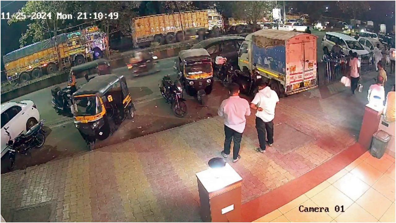 एपीएमसी मार्केट के बाहर लगे सीसीटीवी कैमरे की फुटेज में आरोपी भागते नजर आए