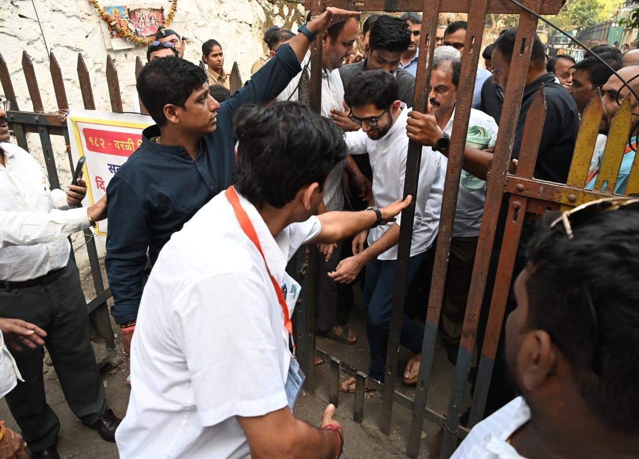 आदित्य ठाकरे की इस जीत ने वर्ली में उनकी पकड़ को बरकरार तो रखा, लेकिन घटते वोटों के अंतर ने यह भी दिखाया कि विपक्ष के उम्मीदवारों ने उनकी स्थिति को चुनौती देने में कोई कसर नहीं छोड़ी.
