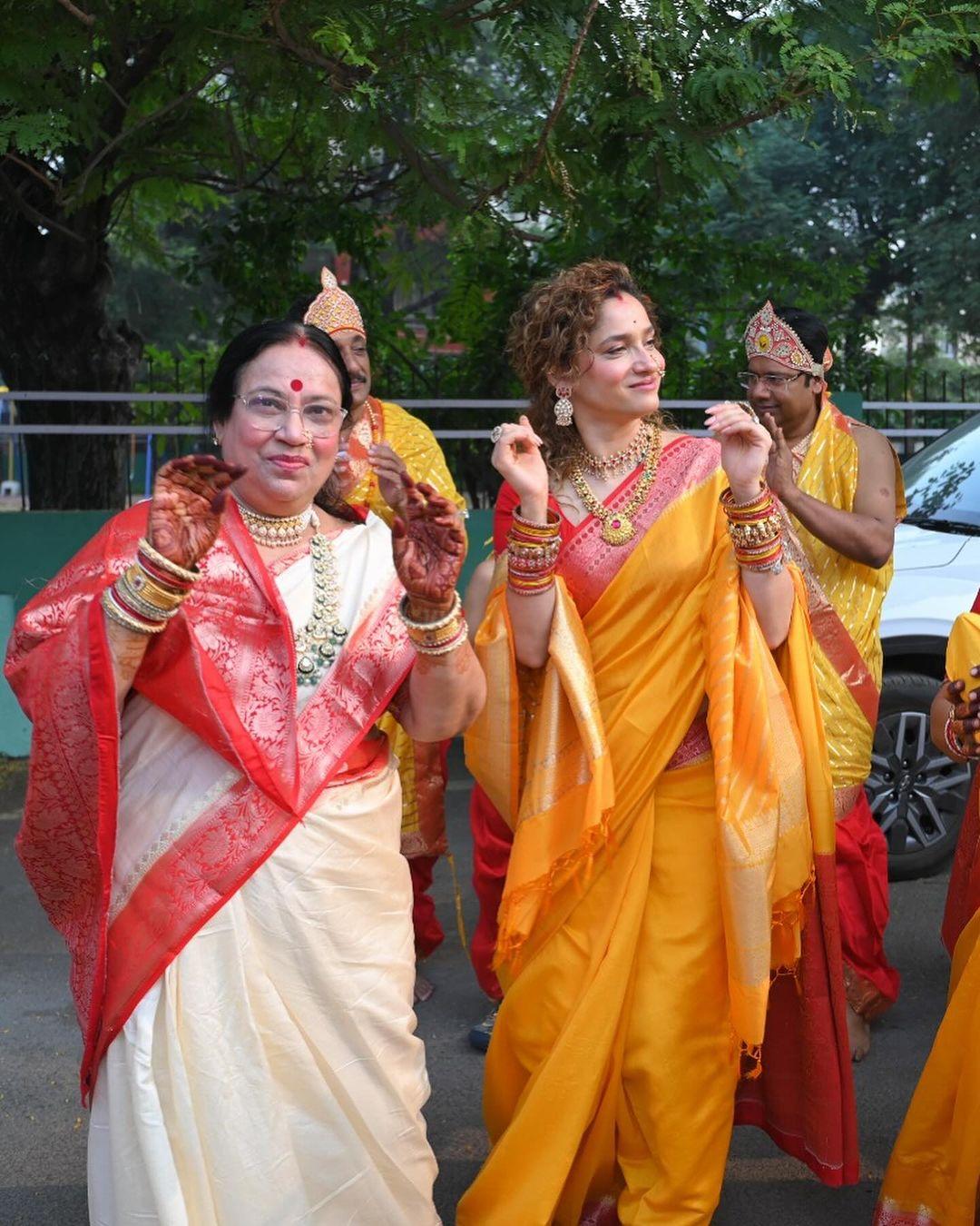 तस्वीरों में आप देख सकते है कि अंकिता अपनी सास के साथ हंसी-मजाक करते हुए पूजा को काफी एन्जॉय करती नजर आई. 