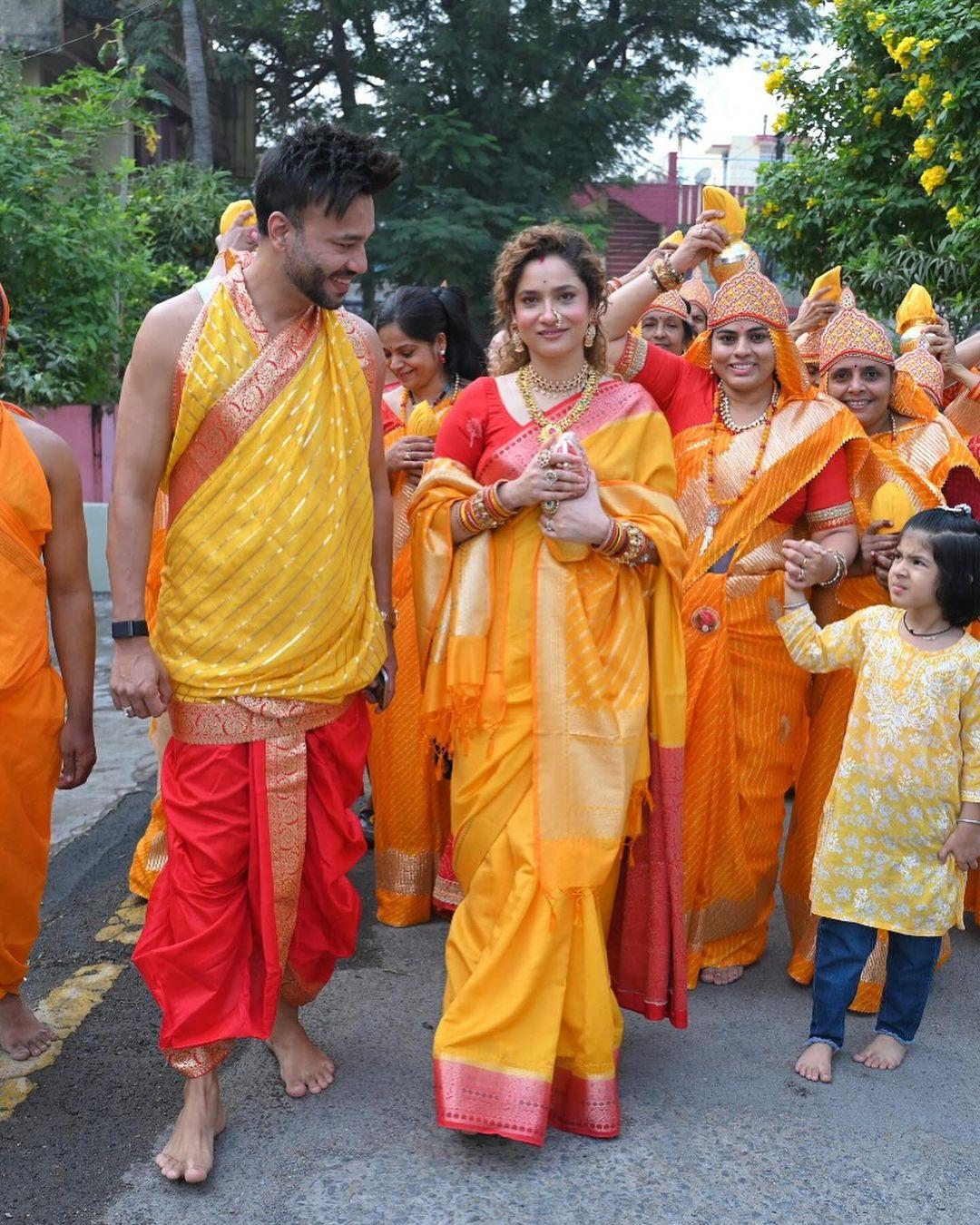 सोशल मीडिया पर फैंस ने उनकी तस्वीरों पर दिल और सराहना वाले इमोजी के साथ कमेंट करते दिखाई दिए. 
