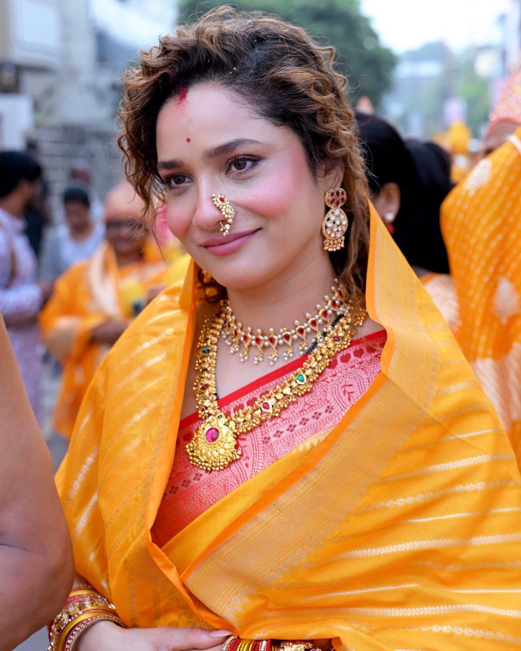 अंकिता का पूरा लुक महाराष्ट्रियन था, जिसमें वह हमेशा की तरह बेहद खूबसूरत दिखाई दी. 
