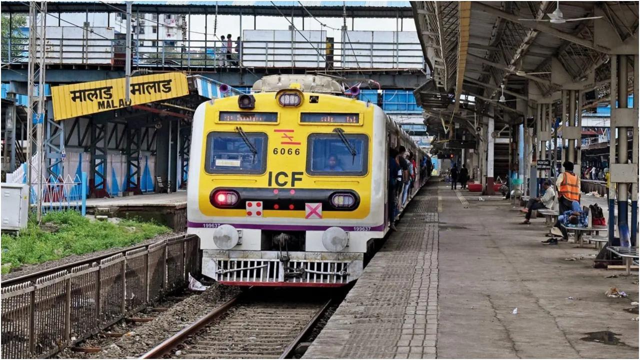 लगभग 80 लाख यात्री प्रतिदिन उपनगरीय रेल सेवाओं का उपयोग करते हैं. फ़ाइल फोटो/सतेज शिंदे