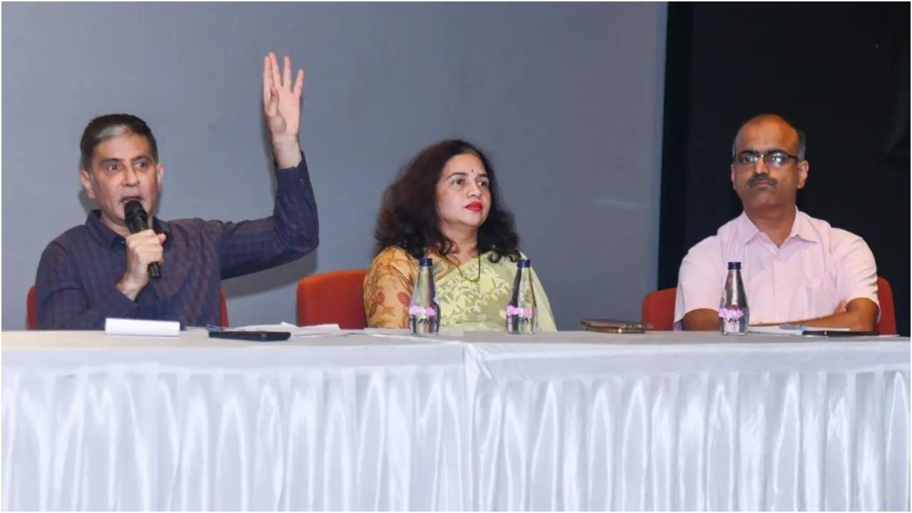 बैठक के दौरान अधिकारियों के साथ बीएमसी प्रमुख भूषण गगरानी. तस्वीर/बीएमसी