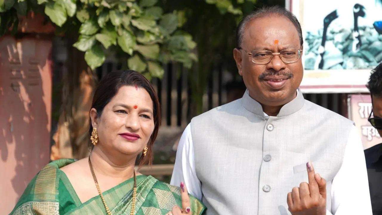 महाराष्ट्र भाजपा अध्यक्ष और कामठी से उम्मीदवार चंद्रशेखर बावनकुले ने अपनी पत्नी के साथ नागपुर में मतदान किया. 