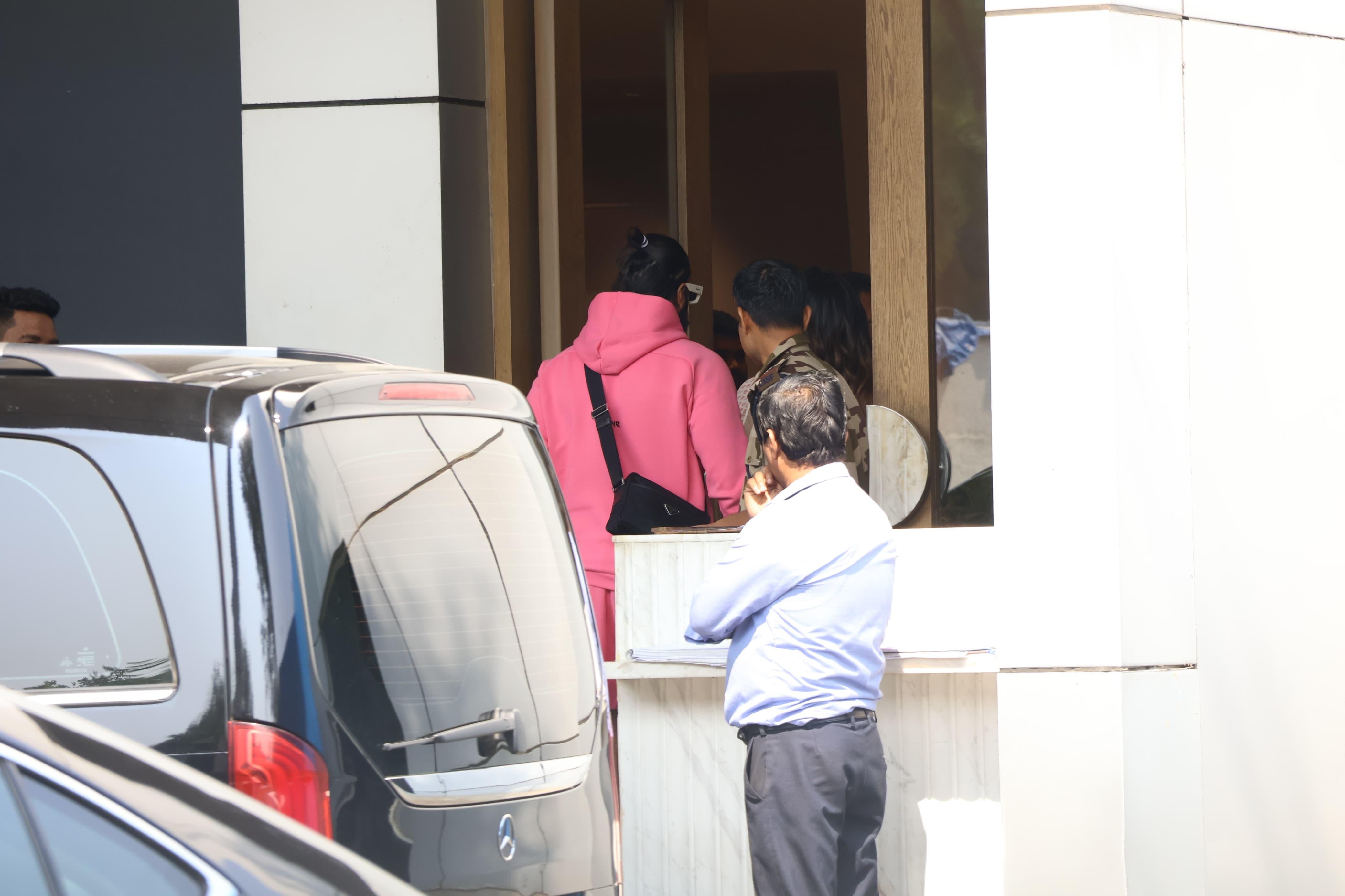 इस दौरान दीपिका अपने पति रणवीर के साथ एक कार से उतरकर बेटी को गोद में लिए एयरपोर्ट के अंदर जाती दिखाई दी. 