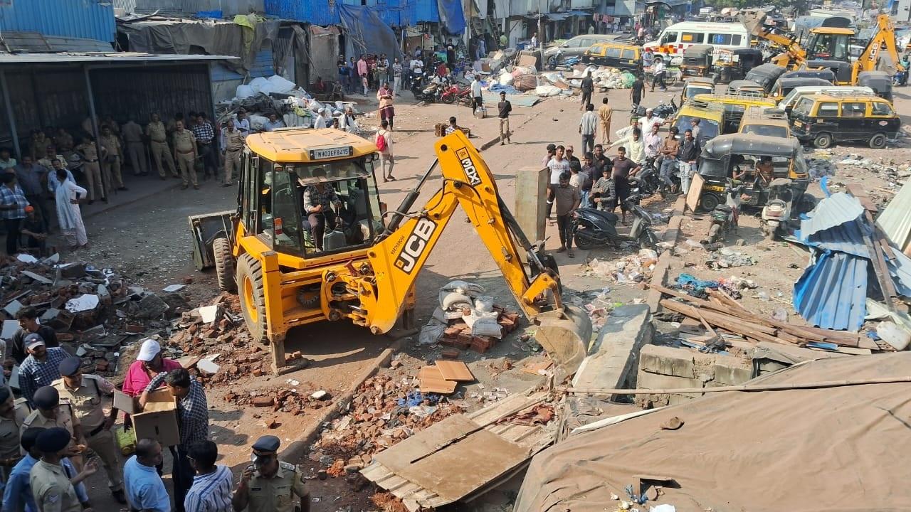 रेलवे विभाग ने यह भी बताया कि इस तोड़फोड़ अभियान को लेकर पहले से ही सभी प्रभावित लोगों को सूचित किया गया था. अभियान के दौरान पुलिस बल ने सुनिश्चित किया कि किसी प्रकार की अप्रिय घटना न हो और सभी अतिक्रमणों को सही तरीके से हटाया जा सके. 