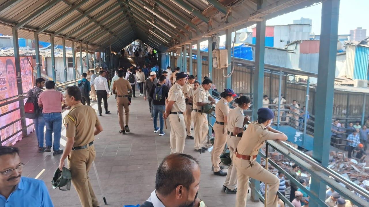 अधिकारियों ने बताया कि इस अभियान में पुलिस कर्मियों और मशीनरी की एक बड़ी टीम शामिल थी. 
