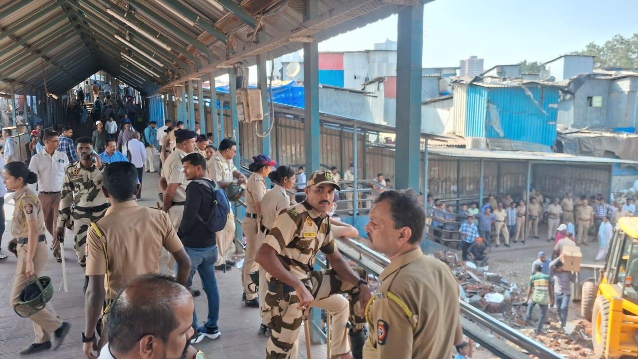 एक अधिकारी ने बताया कि इन अतिक्रमणों के हटने से रेलवे के कामकाज में काफी सुधार होगा और यात्रियों की सुरक्षा भी सुनिश्चित की जा सकेगी.
