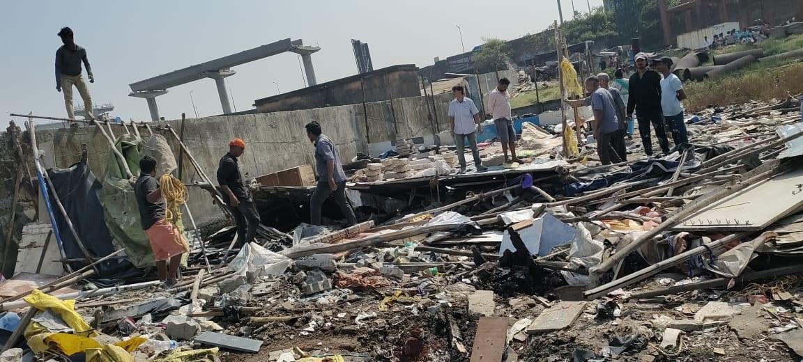 इन अतिक्रमणों को हटाने के लिए बड़ी संख्या में श्रमिकों और उपकरणों का उपयोग किया गया. अभियान के दौरान कई अस्थायी झुग्गियाँ, दुकाने, छोटे-छोटे निर्माण और अन्य अवैध संरचनाएँ ध्वस्त की गईं.
