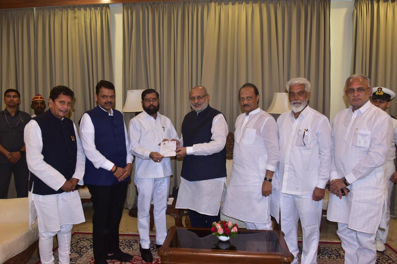 इस बीच, महाराष्ट्र के मतदाता भी इस बदलाव के बारे में उत्सुक हैं, और यह देखना होगा कि नया मुख्यमंत्री कौन बनेगा और राज्य की राजनीति में नए बदलाव के साथ कौन से नए फैसले लिए जाएंगे.