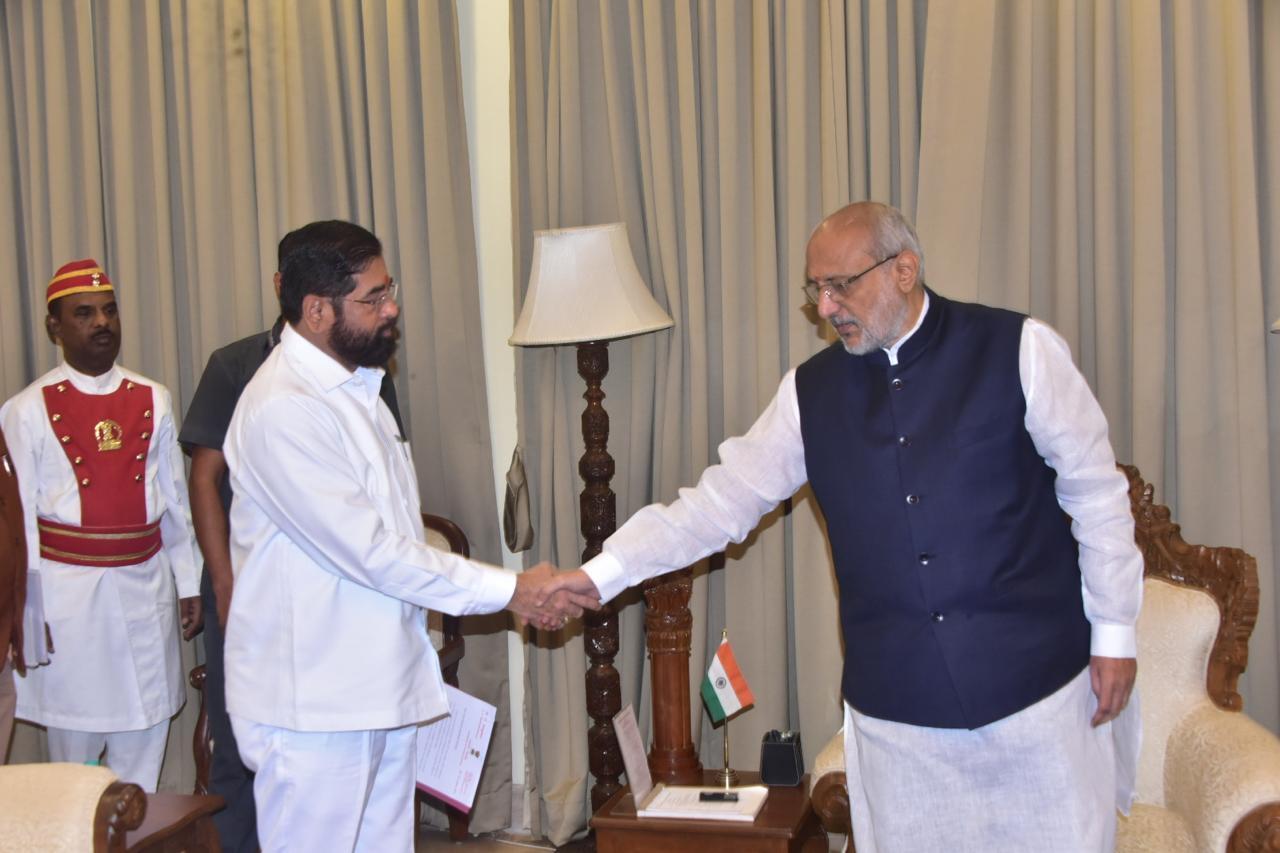 हालांकि मुख्यमंत्री पद को लेकर अभी भी सस्पेंस बरकरार है. शिंदे ने 2022 में शिवसेना के भीतर विद्रोह कर सत्ता की कुर्सी पर कब्जा किया था, लेकिन अब उनके इस्तीफे के बाद यह सवाल उठ रहा है कि अगला मुख्यमंत्री कौन होगा.