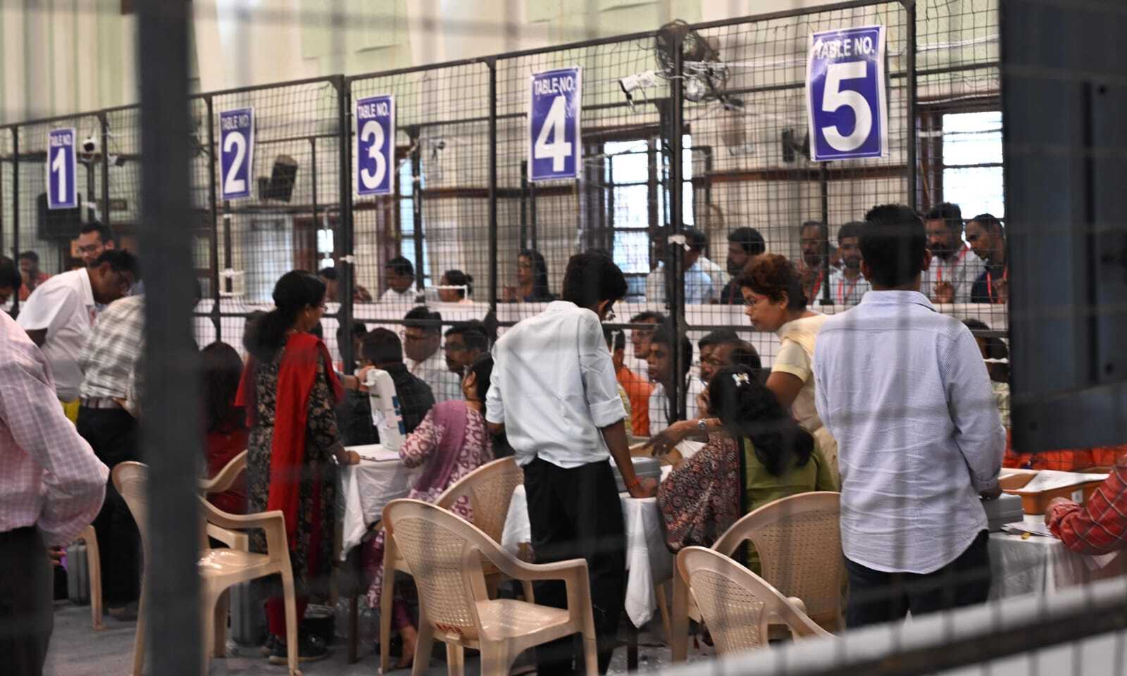 प्रत्येक विधानसभा क्षेत्र में कम से कम 20 राउंड की गिनती निर्धारित की गई है, जिसमें प्रमुख उम्मीदवारों के भाग्य का फैसला होगा.