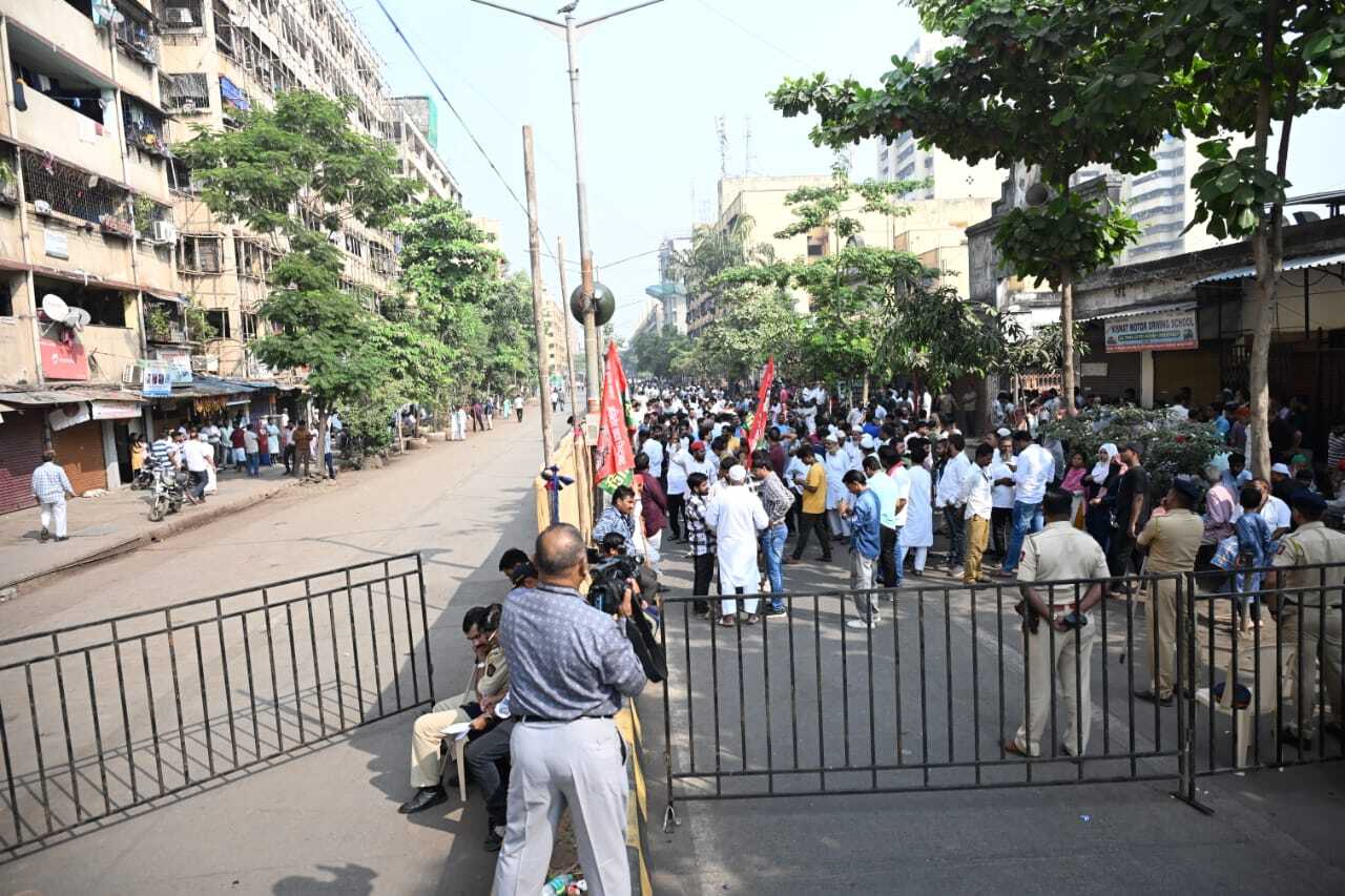 मुंबई के कई महत्वपूर्ण विधानसभा क्षेत्रों में मतगणना पर विशेष नजर रखी जा रही है, जिसमें वरली, बांद्रा, शिवाजी नगर और मानखुर्द जैसी सीटें प्रमुख हैं. 