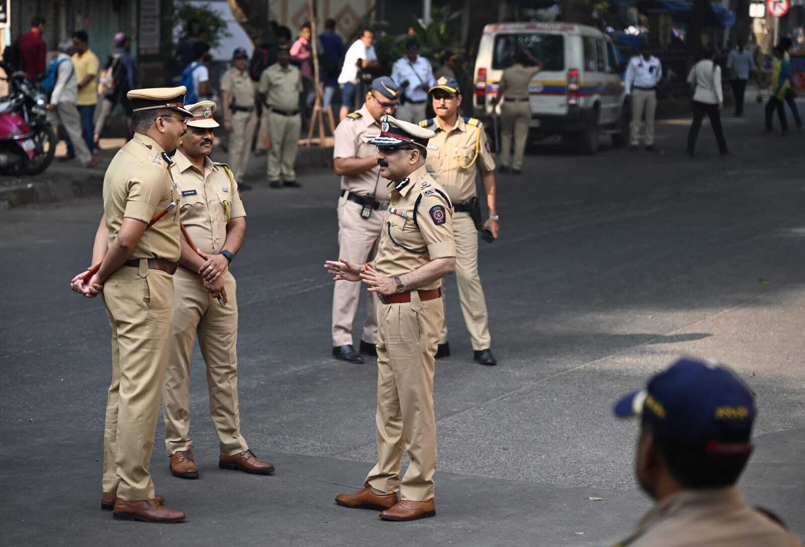 मुंबई के पुलिस कमिश्नर विवेक फलसंकर ने भी शहर के विभिन्न मतगणना केंद्रों का दौरा कर सुरक्षा व्यवस्था का जायजा लिया. 