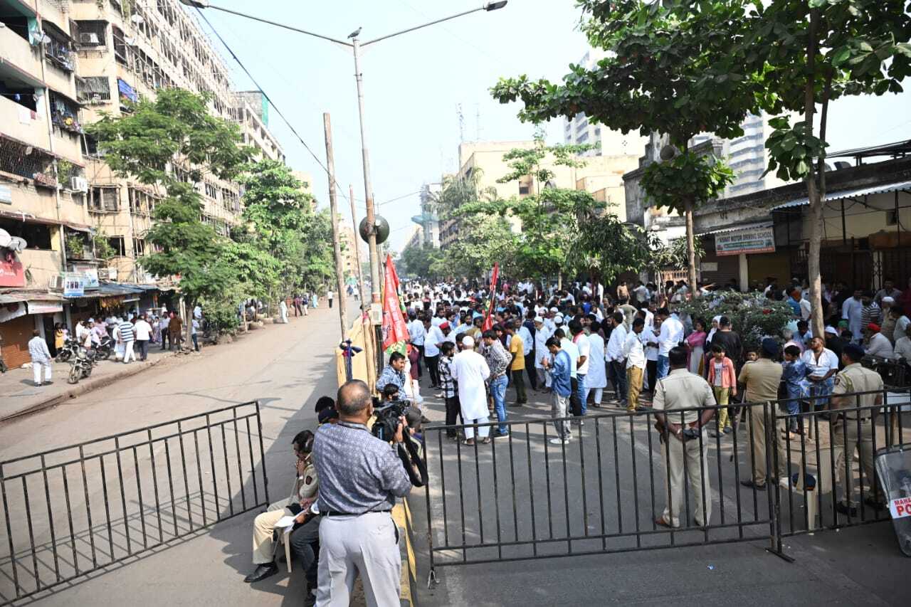 मतगणना के शुरुआती दौर में डाक मतपत्रों के परिणाम आने के बाद, ईवीएम वोटों की गिनती से स्पष्ट रुझान आने की संभावना है. राजनीतिक दलों के उम्मीदवार और समर्थक केंद्रों पर रुझानों का बेसब्री से इंतजार कर रहे हैं. अनुमान है कि दोपहर तक कुछ प्रमुख सीटों पर परिणाम स्पष्ट हो सकते हैं.