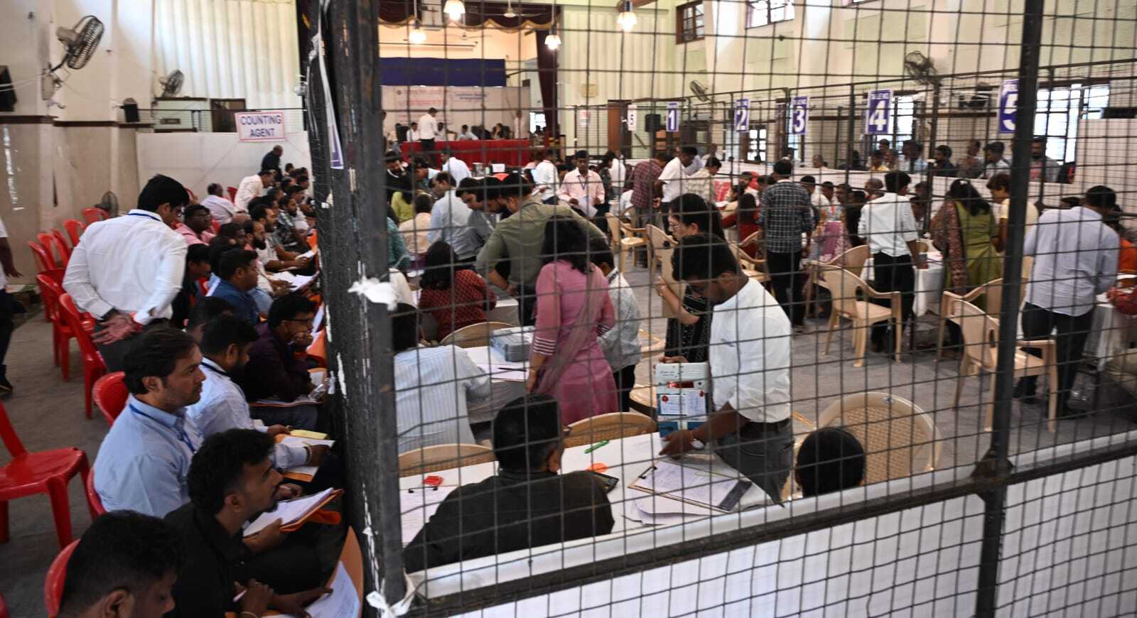 यह विधानसभा चुनाव महाराष्ट्र की राजनीतिक दिशा तय करने वाला है, और राज्य की जनता की नजरें इस पर टिकी हैं कि कौन सा गठबंधन सत्ता पर काबिज होगा.