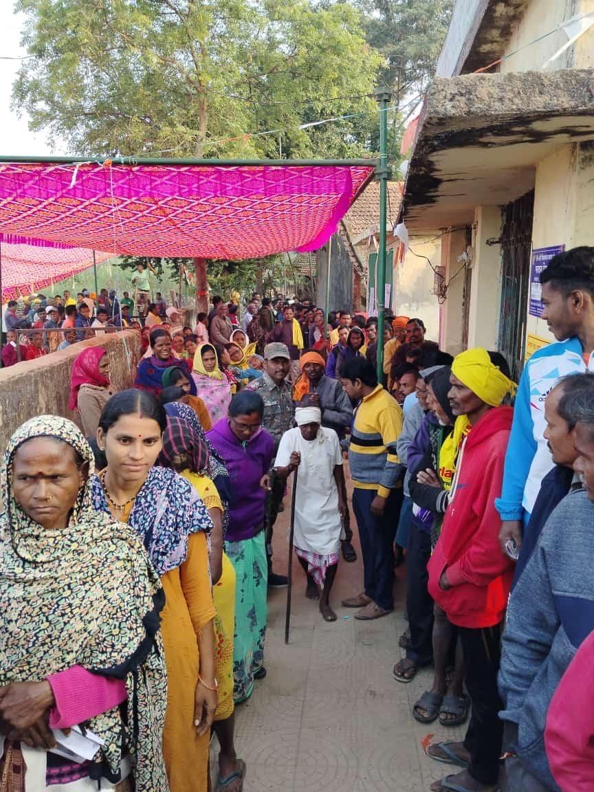 गढ़चिरौली प्रशासन और सुरक्षा बल की तैयारियों ने मतदान प्रक्रिया को सुचारू और शांतिपूर्ण बनाने में महत्वपूर्ण भूमिका निभाई है. जनता के उत्साह और सुरक्षा बलों की मुस्तैदी से गढ़चिरौली में लोकतंत्र का पर्व सफलतापूर्वक संपन्न हो रहा है.
