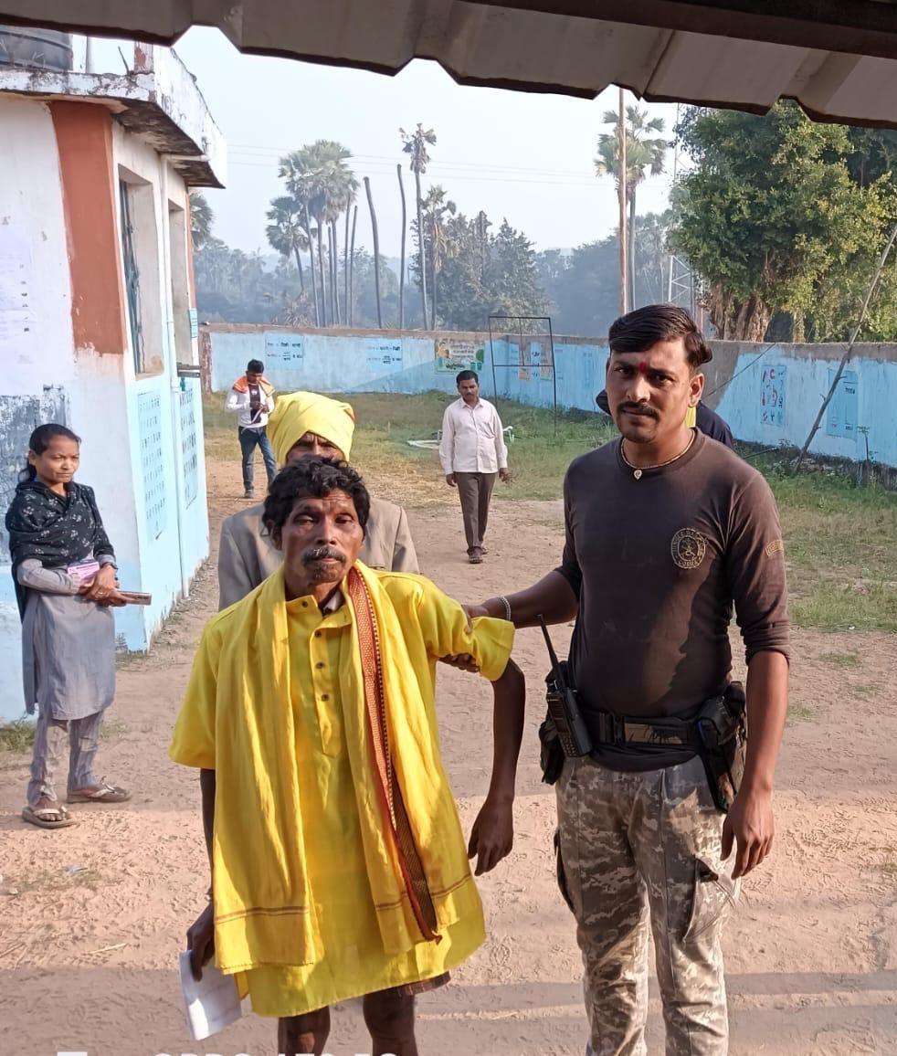 170 आत्मसमर्पित माओवादी पहली बार मतदान कर लोकतांत्रिक प्रक्रिया में शामिल हुए हैं. चुनाव सुरक्षा ड्यूटी पर तैनात पुलिस कर्मियों ने डाक मत का उपयोग कर लोकतंत्र में अपनी भूमिका निभाई है.
