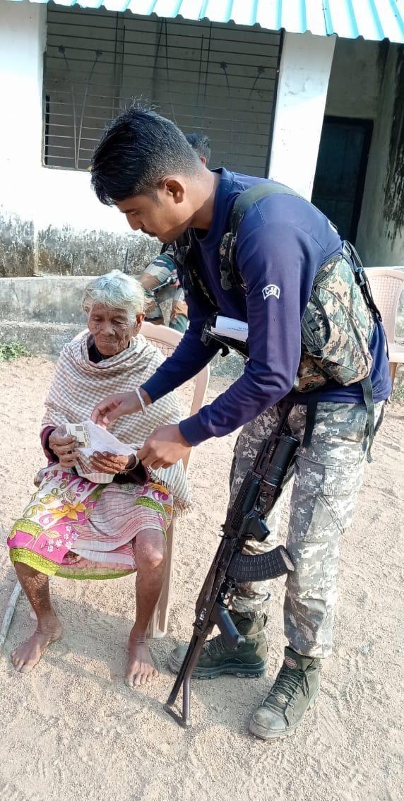 मतदान केंद्रों तक कर्मियों और ईवीएम को सुरक्षित पहुंचाने के लिए भारतीय वायुसेना और गढ़चिरौली पुलिस के कुल 7 हेलीकॉप्टर तैनात किए गए हैं. 