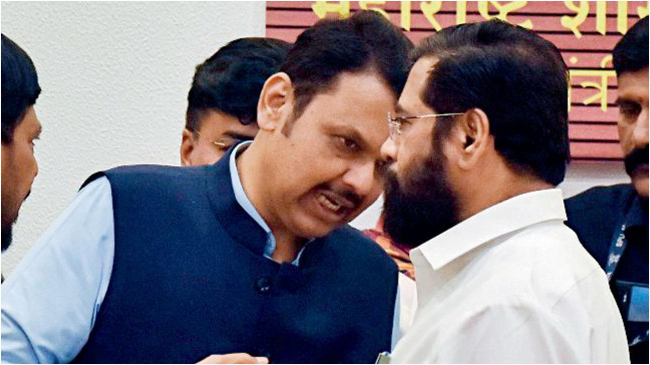 कल मुख्यमंत्री आवास वर्षा में प्रेस-कॉन्फ्रेंस के दौरान चर्चा करते हुए देवेन्द्र फड़णवीस और एकनाथ शिंदे.