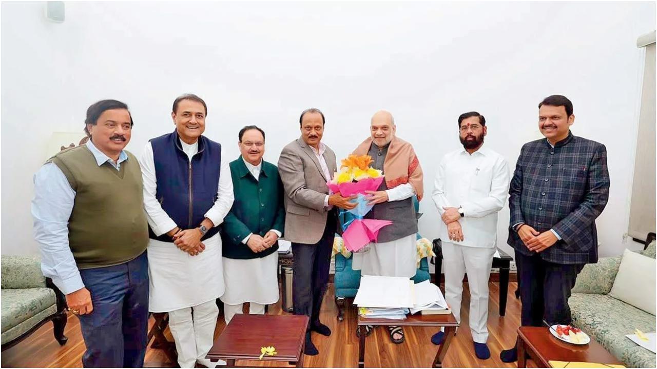 कार्यवाहक मुख्यमंत्री एकनाथ शिंदे (दाएं से दूसरे) सहित महायुति नेताओं ने गुरुवार रात नई दिल्ली में केंद्रीय गृह मंत्री अमित शाह से मुलाकात की.