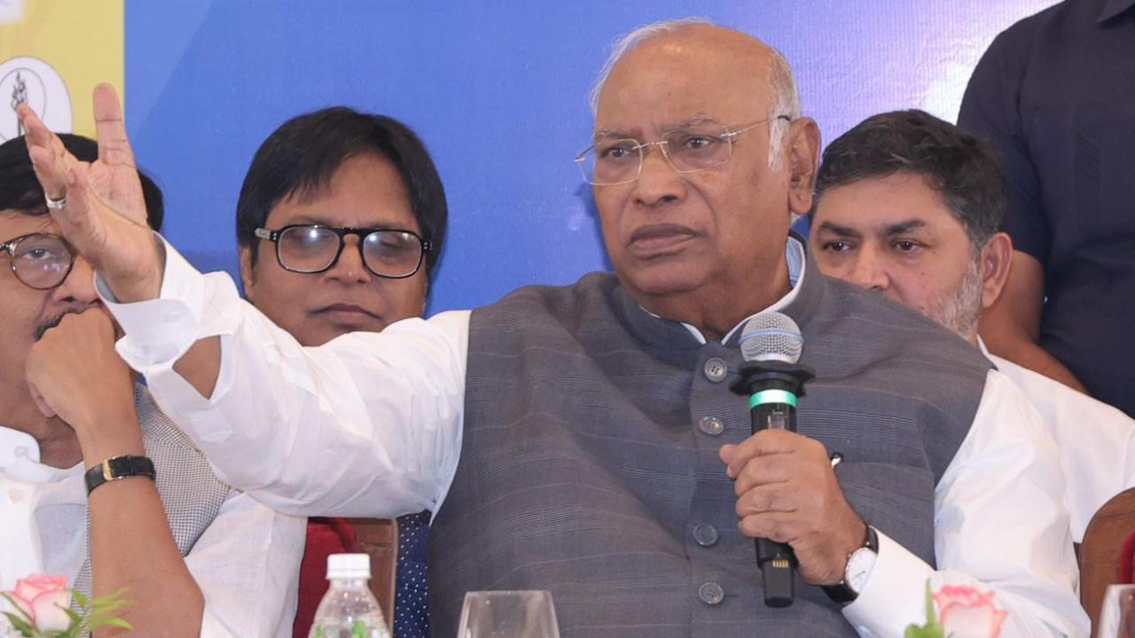 राहुल गांधी पर नक्सलवाद का आरोप लगाए जाने पर खड़गे ने प्रधानमंत्री नरेंद्र मोदी की आलोचना की.