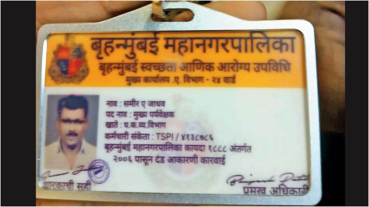 आरोपी के पास से बीएमसी का पहचान पत्र बरामद हुआ है