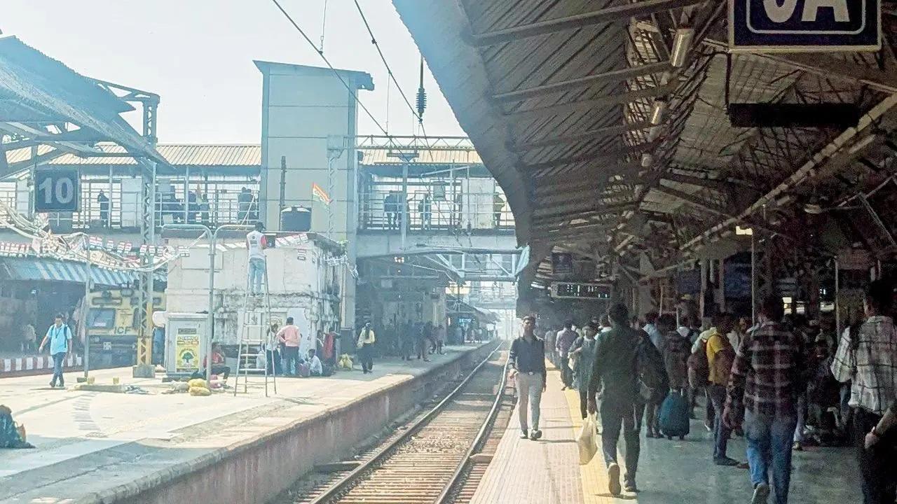 प्लेटफ़ॉर्म 10, जो बाहरी ट्रेनों की सेवा करेगा, पहले प्लेटफ़ॉर्म 10ए (बाएं) कहा जाता था, प्लेटफ़ॉर्म 9ए, जो पहले प्लेटफ़ॉर्म 10 था, उत्तर की ओर जाने वाली स्थानीय ट्रेनों की मेजबानी करेगा.
