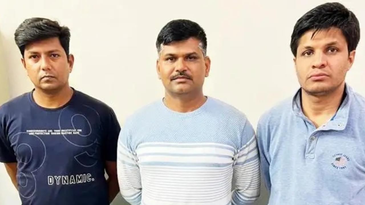 पुलिस हिरासत में बैठे सुमित दिनकर वाघ