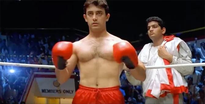 गुलाम (1998)निर्देशक: सिद्धार्थ आनंदमुख्य कलाकार: आमिर खान, रानी मुखर्जीआमिर खान इस फिल्म में सिद्धार्थ उर्फ सिद्धू के रूप में दिखे हैं, जो एक शौकिया बॉक्सिंग खिलाड़ी है, लेकिन स्थानीय गुंडागर्दी में फंसा हुआ है. फिल्म की कहानी सिद्धू के संघर्ष और आत्म-मूल्य की खोज पर आधारित है, जहां वह अपने अतीत से बाहर निकलकर एक उच्च उद्देश्य के लिए लड़ता है. बॉक्सिंग के माध्यम से फिल्म ने न केवल व्यक्तिगत सुधार की कहानी दिखाई है, बल्कि सामाजिक परिवर्तन के पहलुओं को भी सामने रखा है.