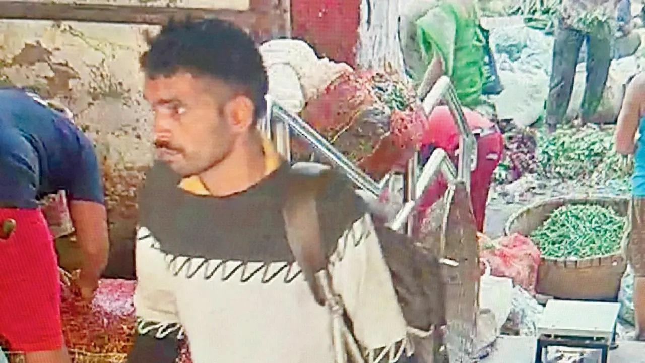 दादर रेलवे स्टेशन पर लगे सीसीटीवी कैमरे में कैद हुआ आरोपी