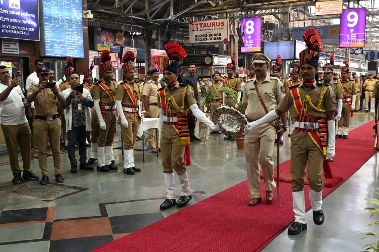 इस हमले में 166 लोग शहीद हो गए, जिनमें भारतीय नागरिक, विदेशी पर्यटक और सुरक्षा बलों के जवान शामिल थे. इसके अलावा, सैकड़ों लोग घायल हो गए, जिनमें कई गंभीर रूप से घायल हुए. 
