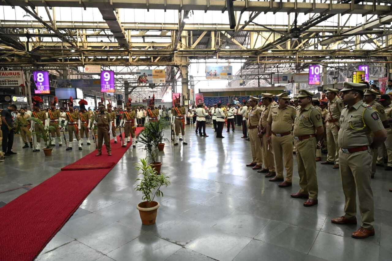 ये आतंकवादी घातक हथियारों से लैस थे और उनका मकसद महज हत्या और तबाही फैलाना था. इन हमलों में आतंकवादियों ने करीब 60 घंटे तक इन स्थानों पर घेराबंदी की, और इस दौरान वे सैकड़ों निर्दोष लोगों की जान लेने में सफल रहे.
