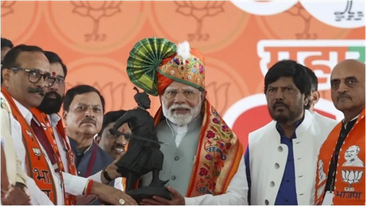 महाराष्ट्र विधानसभा चुनाव से पहले छत्रपति संभाजीनगर में एक जनसभा के दौरान प्रधानमंत्री नरेंद्र मोदी को महाराष्ट्र के सीएम एकनाथ शिंदे, केंद्रीय मंत्री रामदास अठावले और अन्य नेताओं द्वारा सम्मानित किया गया. (तस्वीर/पीटीआई)