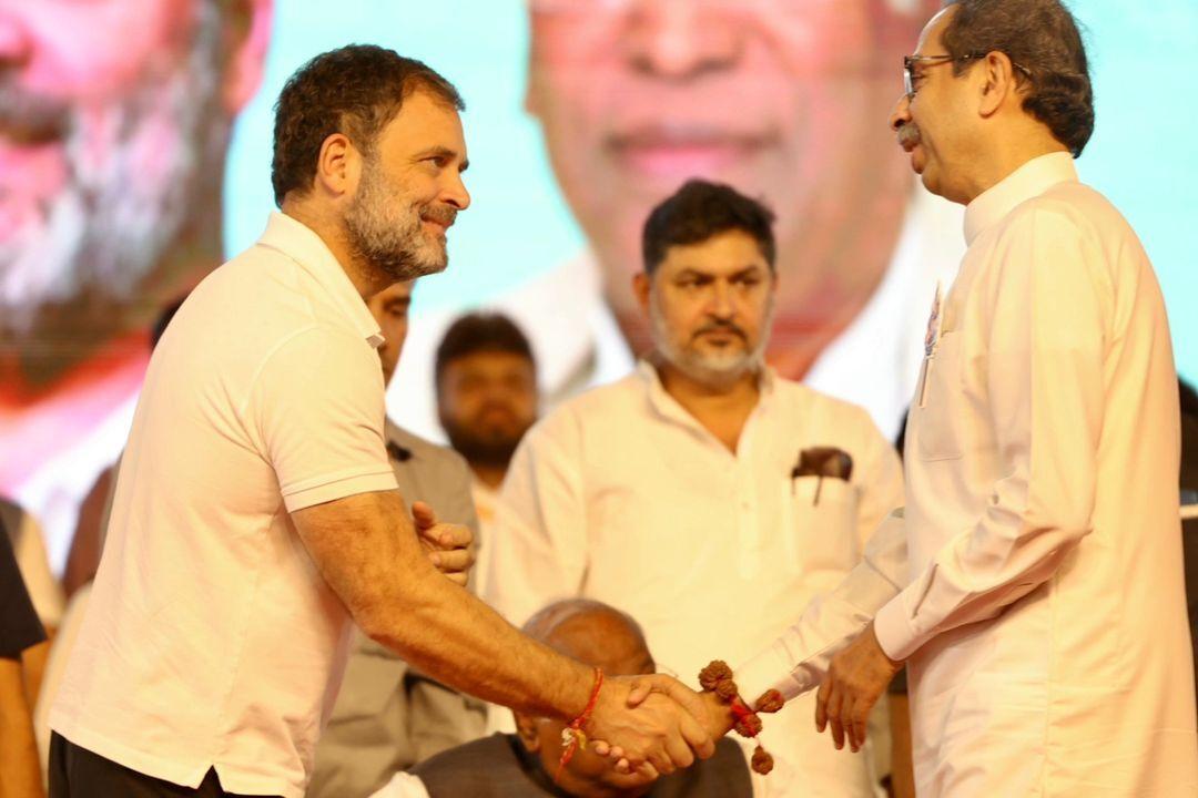 यदि महाविकास अघाड़ी सत्ता में आती है, तो महालक्ष्मी योजना के तहत महिलाओं को हर माह 3,000 रुपये दिए जाएंगे, महिलाओं और लड़कियों के लिए मुफ्त बस यात्रा की सुविधा होगी, किसानों के 3 लाख रुपये तक के कर्ज माफ किए जाएंगे, और नियमित कर्ज चुकाने वाले किसानों को 50,000 रुपये प्रोत्साहन राशि मिलेगी. 