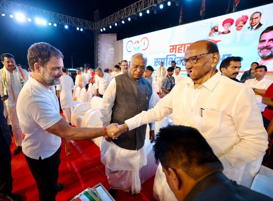 राहुल गांधी ने कहा कि भाजपा सरकार हर परिवार से 90,000 रुपये लेकर अडानी जैसे अरबपतियों को दे रही है, जबकि रोजगार देने वाले छोटे और मझोले उद्योगों को नोटबंदी और जीएसटी जैसी नीतियों से नुकसान पहुंचाया गया.