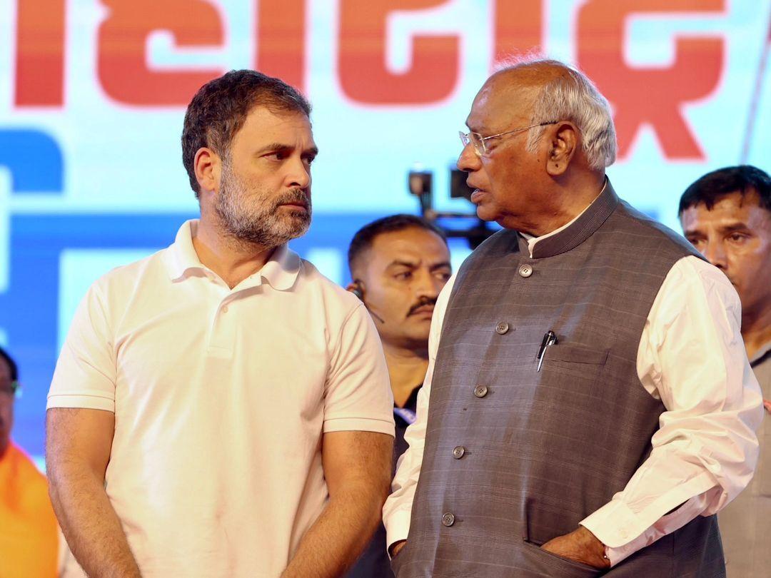 मल्लिकार्जुन खड़गे ने अपने भाषण में प्रधानमंत्री नरेंद्र मोदी पर निशाना साधते हुए कहा कि उन्होंने कई गारंटी दीं लेकिन पूरी नहीं कीं. किसानों की आय दोगुनी करने, हर खाते में 15 लाख रुपये देने, और हर साल 2 करोड़ नौकरियां देने के वादे पूरे नहीं हुए. खड़गे ने कहा कि कांग्रेस पार्टी ने कर्नाटक में जो गारंटी दी थी, उसे पूरा किया है. 