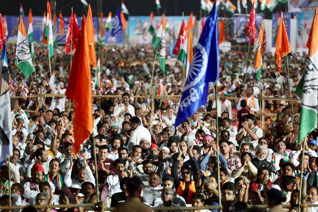 इसके अलावा जातिवार जनगणना, आरक्षण की सीमा 50 प्रतिशत से अधिक करने का प्रयास, 25 लाख रुपये तक का स्वास्थ्य बीमा, बेरोजगार युवाओं को मुफ्त दवाएं और 4,000 रुपये प्रति माह की सहायता भी शामिल है.