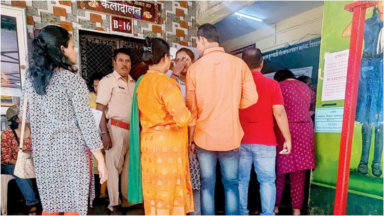 कुर्ला के मतदान केंद्र. तस्वीरें/राजेंद्र बी अकलेकर