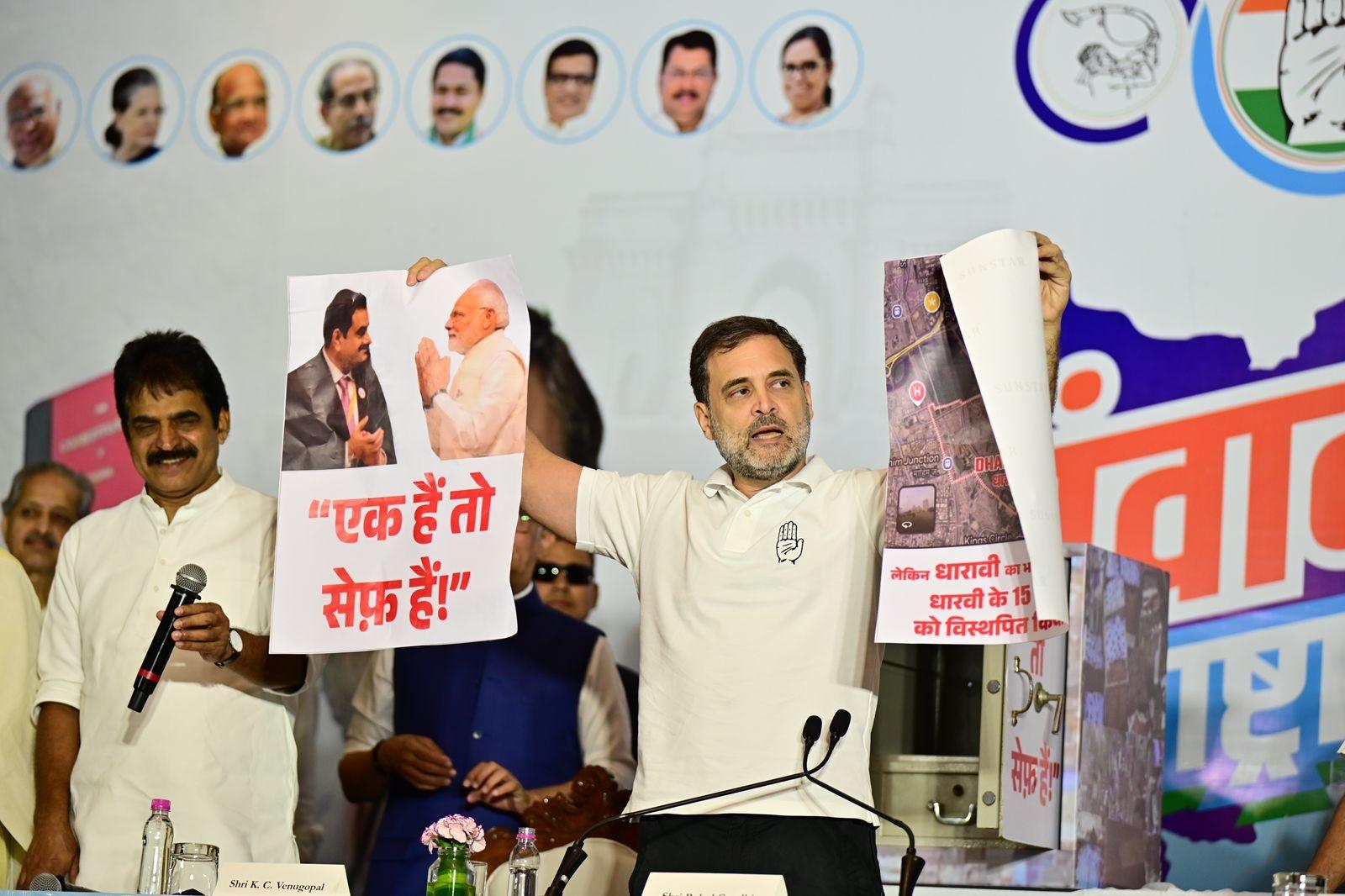 कांग्रेस ने अपने प्रमुख चुनावी वादों को जनता के सामने रखा. इनमें महिलाओं के लिए आर्थिक मदद और मुफ्त बस यात्रा जैसी योजनाओं की घोषणा की गई. राहुल ने कहा, 