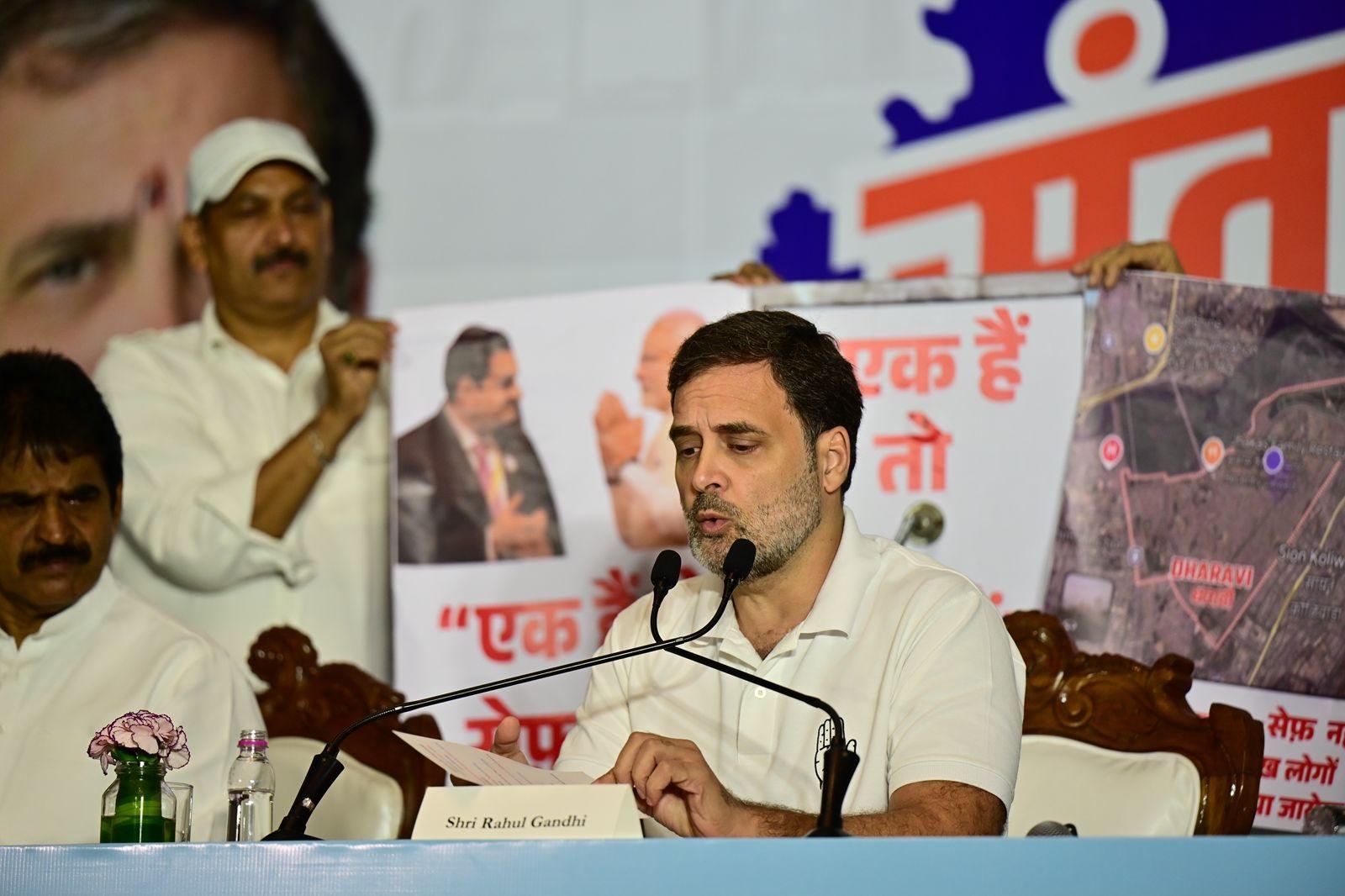 राहुल गांधी ने महाराष्ट्र चुनाव को विचारधाराओं की लड़ाई बताया, जिसमें गरीबों और वंचितों के हक की बात प्रमुख है. उनके वादे और आरोप चुनावों में जनता को कितना प्रभावित करेंगे, यह देखना दिलचस्प होगा.