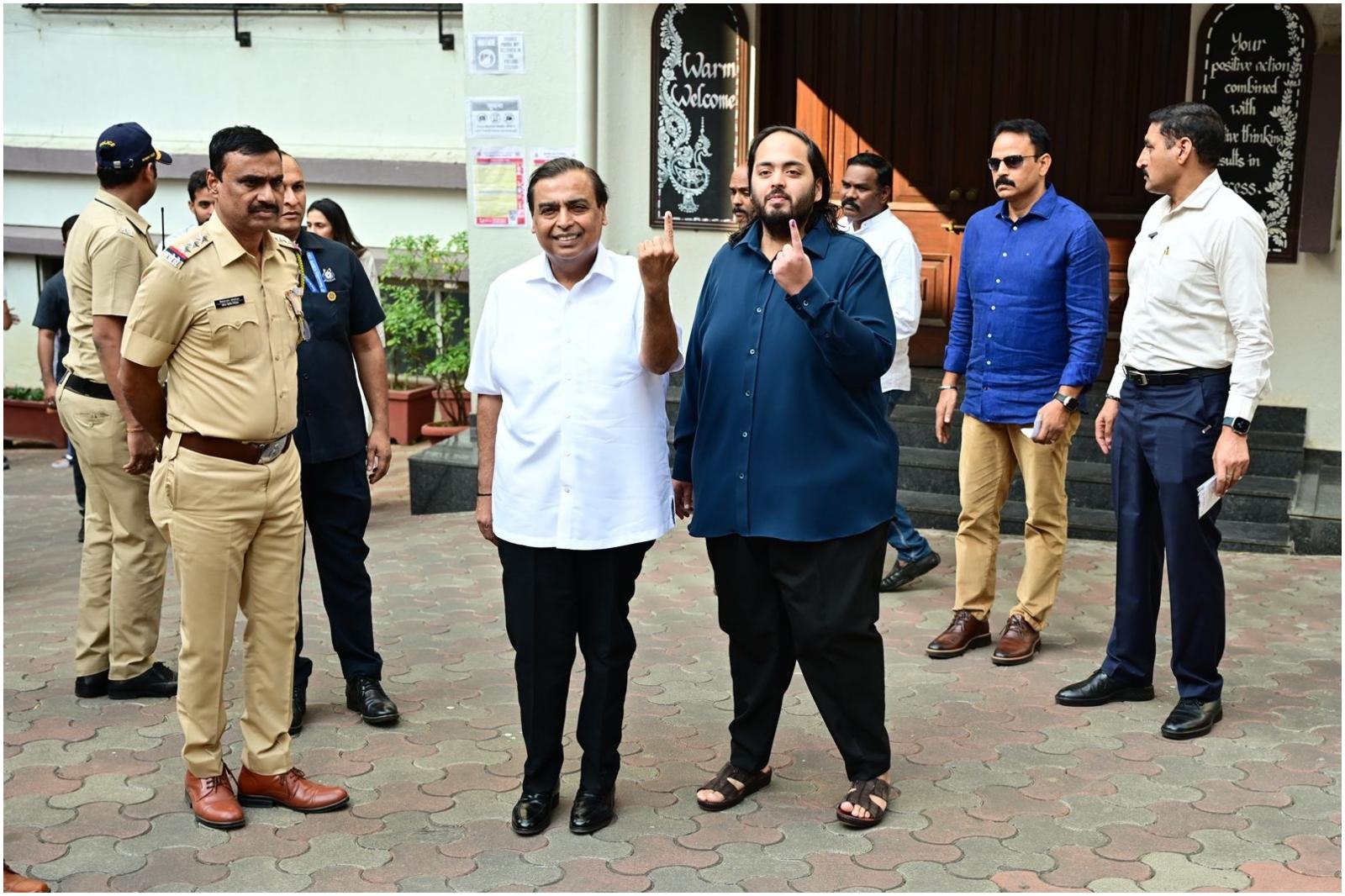 रिलायंस इंडस्ट्रीज के चेयरमैन मुकेश अंबानी ने बेटे अनंत अंबानी के साथ मुंबई में महाराष्ट्र विधानसभा चुनाव के दौरान अपना वोट डाला.