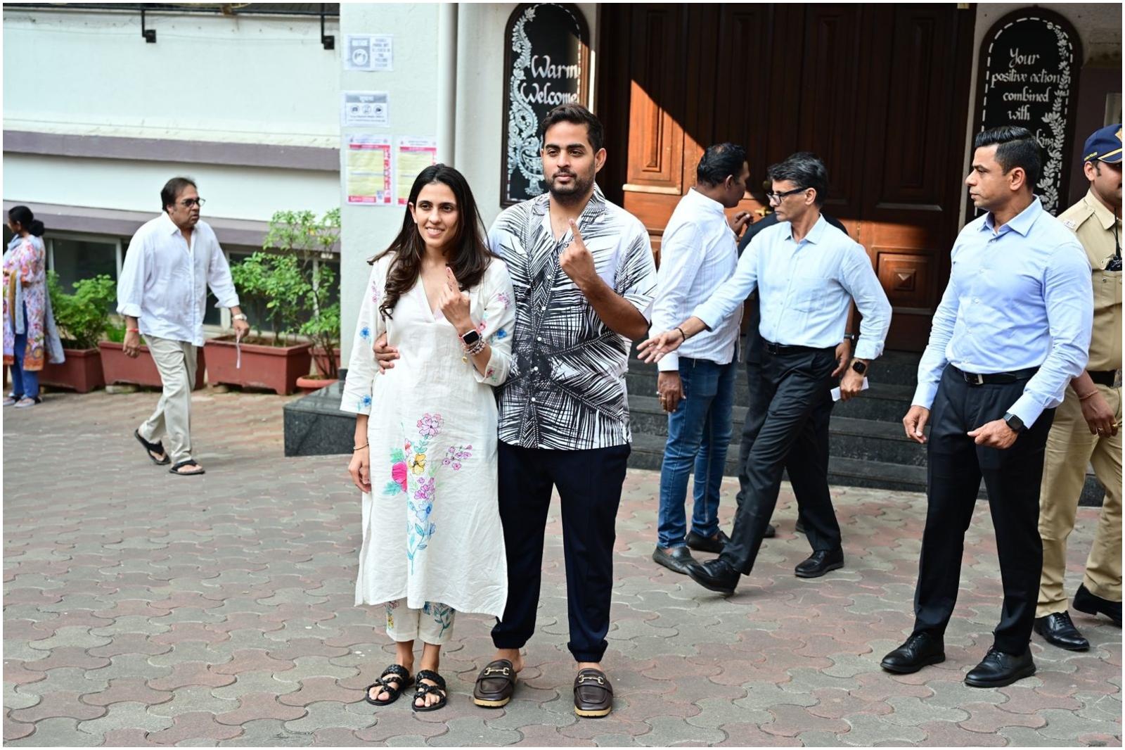 मुकेश अंबानी के बड़े बेटे आकाश अंबानी और बहू श्लोका अंबानी भी वोट देने मतदान केंद्र पहुंचे.